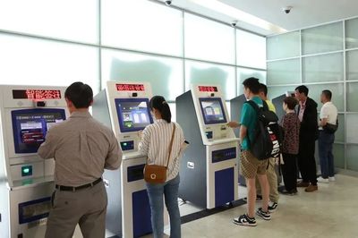 恢復(fù)辦證超200萬(wàn)證次，全國(guó)通辦再優(yōu)化 滬出入境部門(mén)新政提升服務(wù)能級(jí)