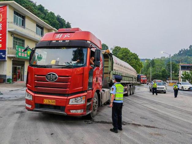 上栗縣交通運(yùn)輸局織密 "五一" 道路運(yùn)輸安全網(wǎng) 筑牢貨運(yùn)監(jiān)管防線